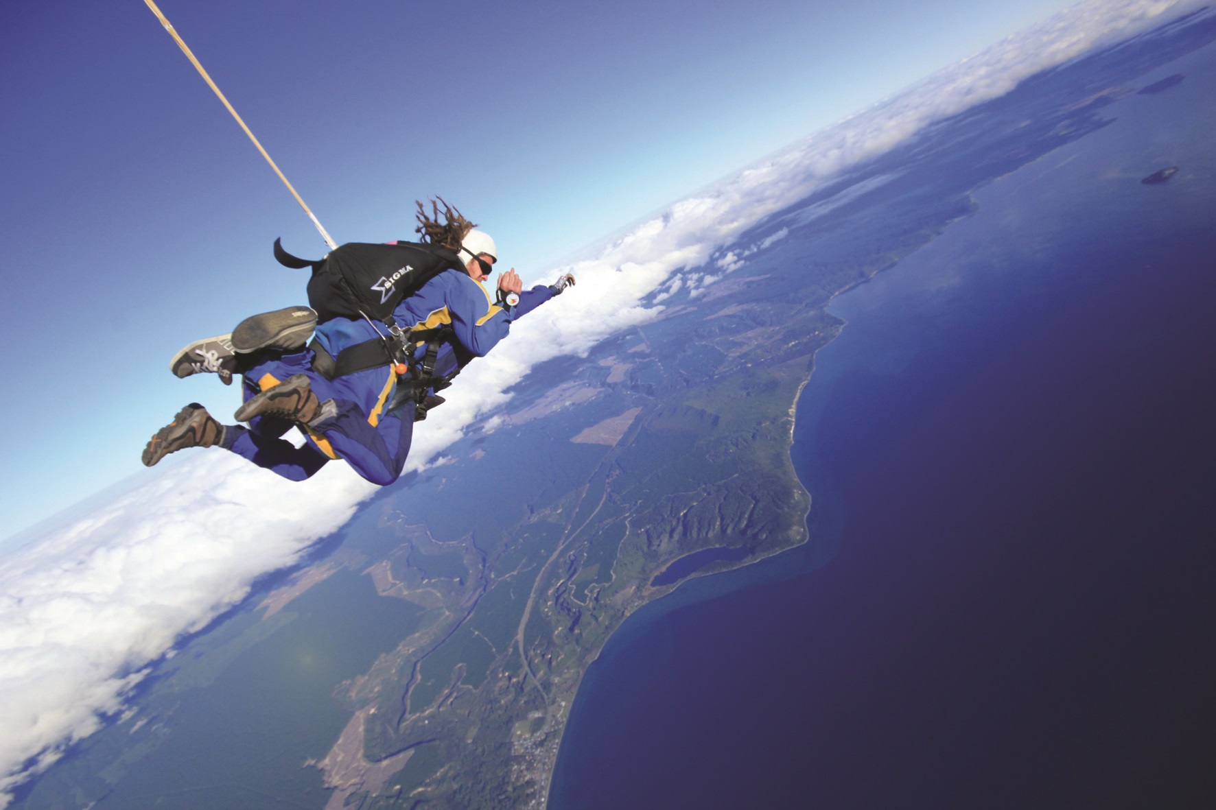 explore NZ Tandem free fall sky diving with 15,000 feet at Lake Taupo